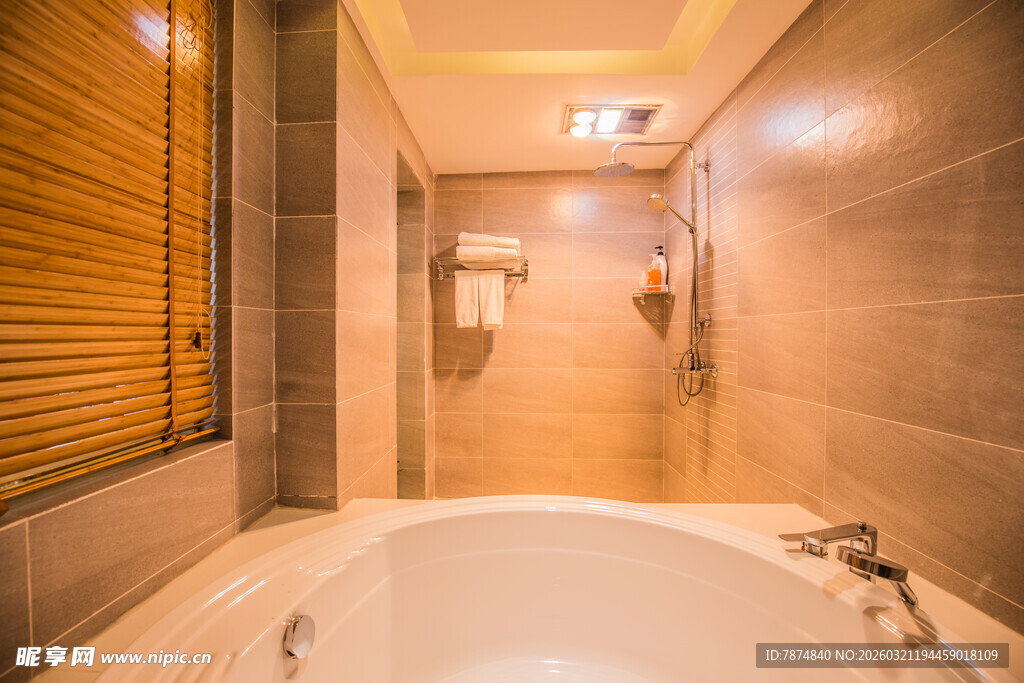 温馨舒适的室内浴缸场景