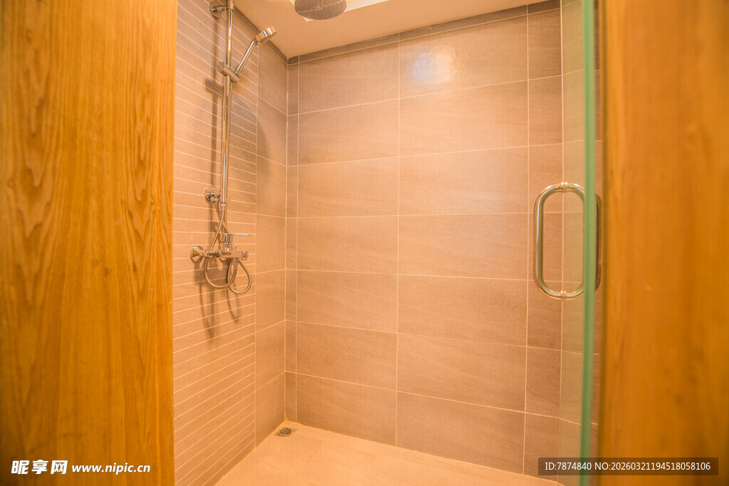 木质淋浴间内部景象