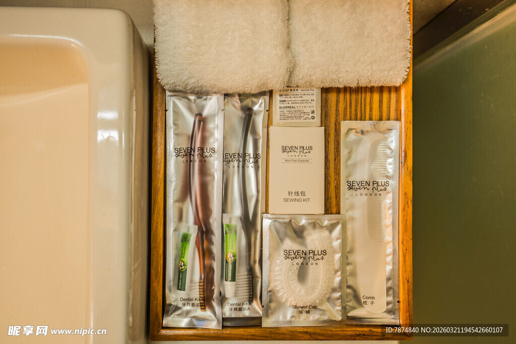 浴室置物架上的洗漱用品