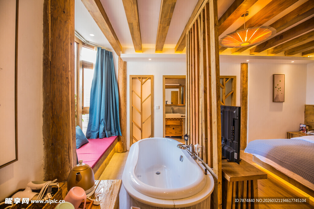 温馨木质风卧室与浴缸空间