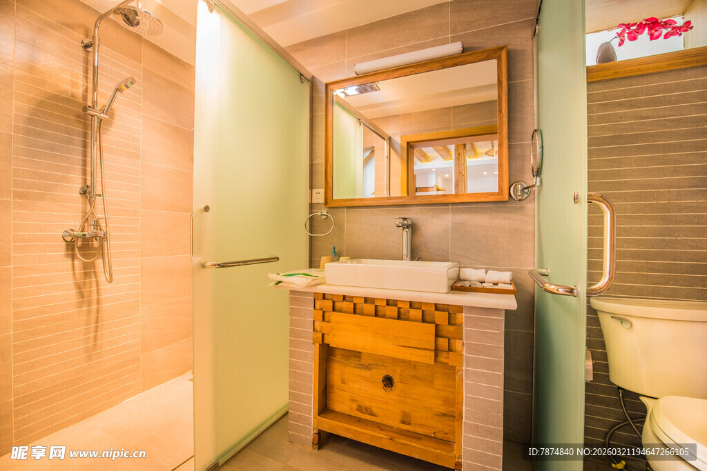 简约木质浴室洗手区域