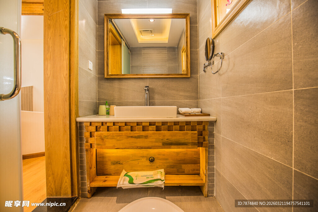 木质洗手台的温馨卫浴空间