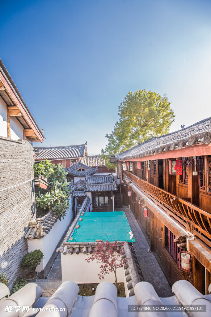 中式庭院中的露天泳池