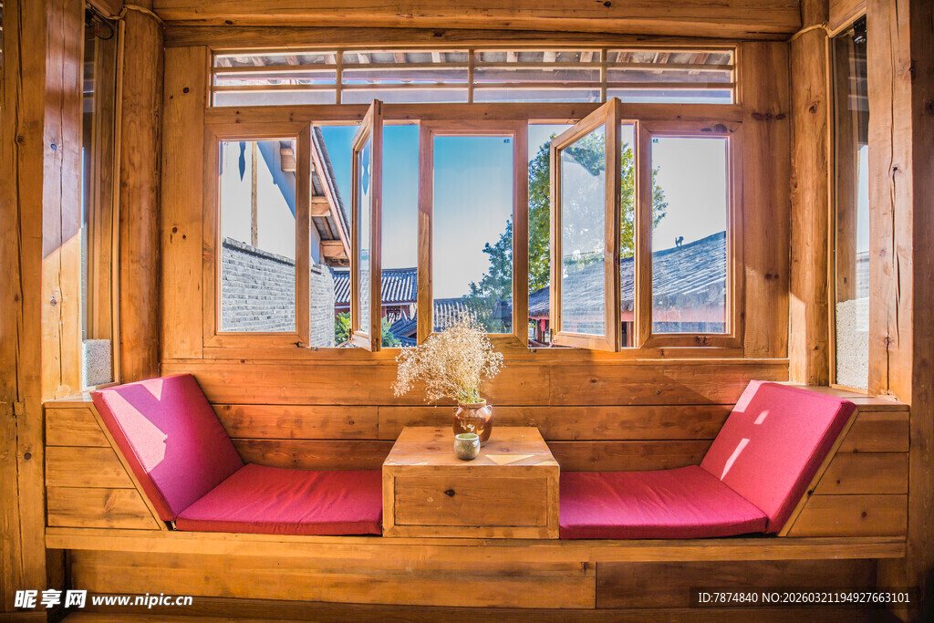 木质窗边温馨休憩角落