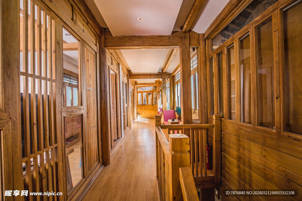 木质走廊尽显古朴韵味