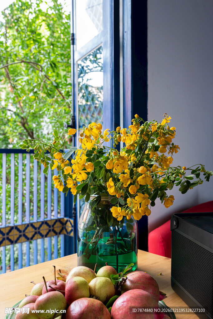 窗边花瓶水果温馨景致