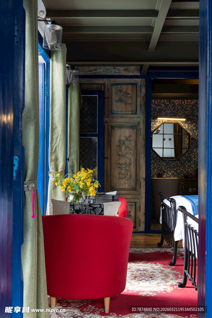 色彩斑斓的室内温馨角落