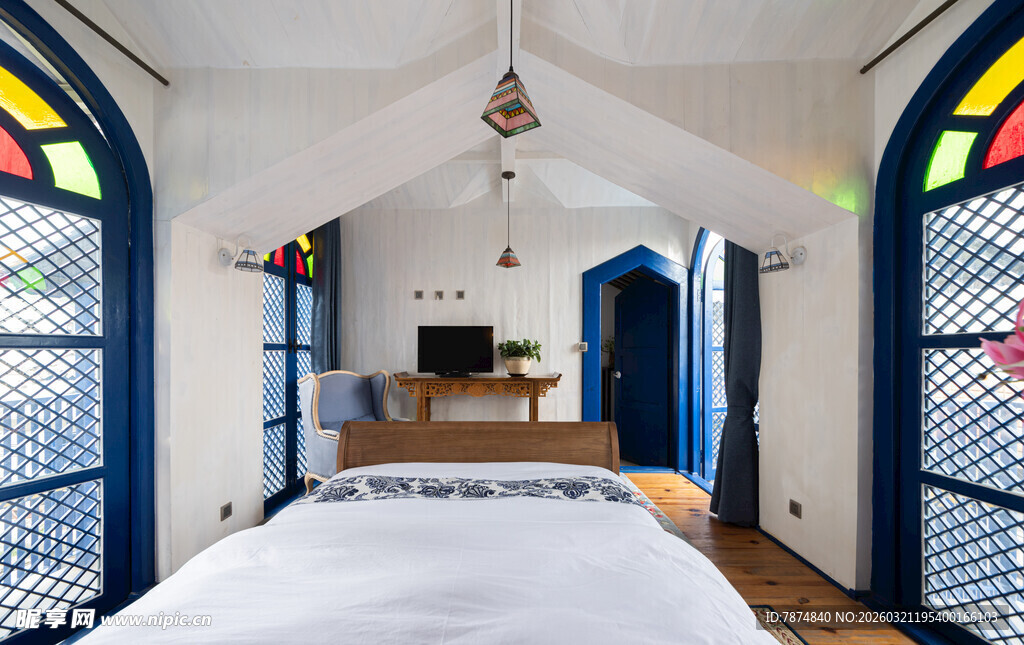 梦幻彩色门窗的卧室空间