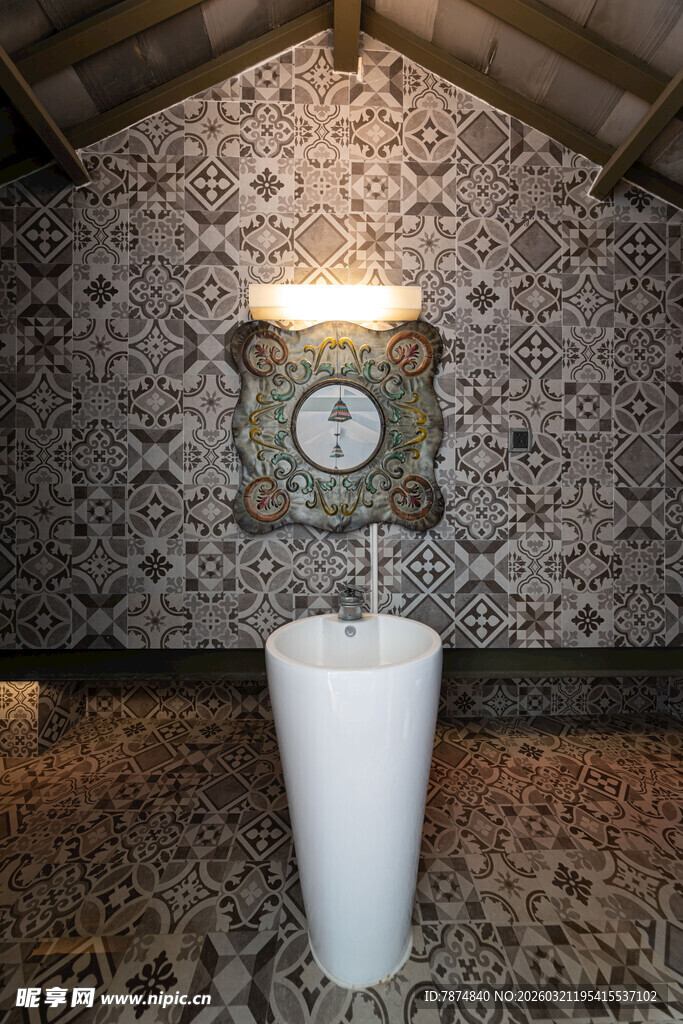 复古风格室内的艺术喷泉