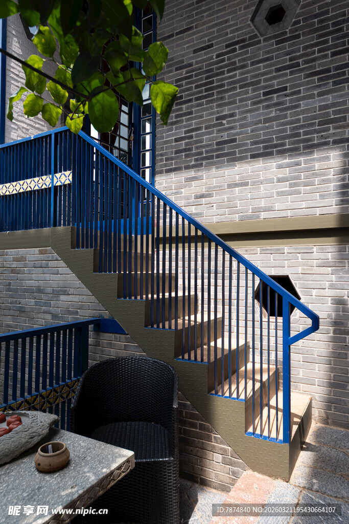 蓝色铁艺楼梯扶手与绿植