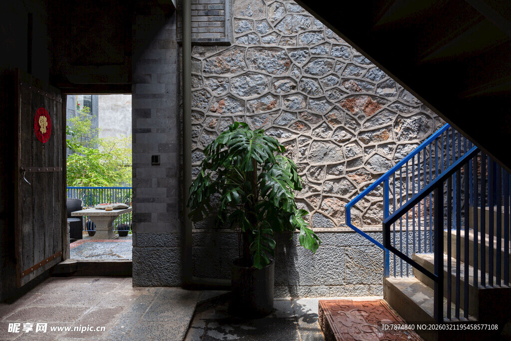 室内角落绿植与楼梯景致