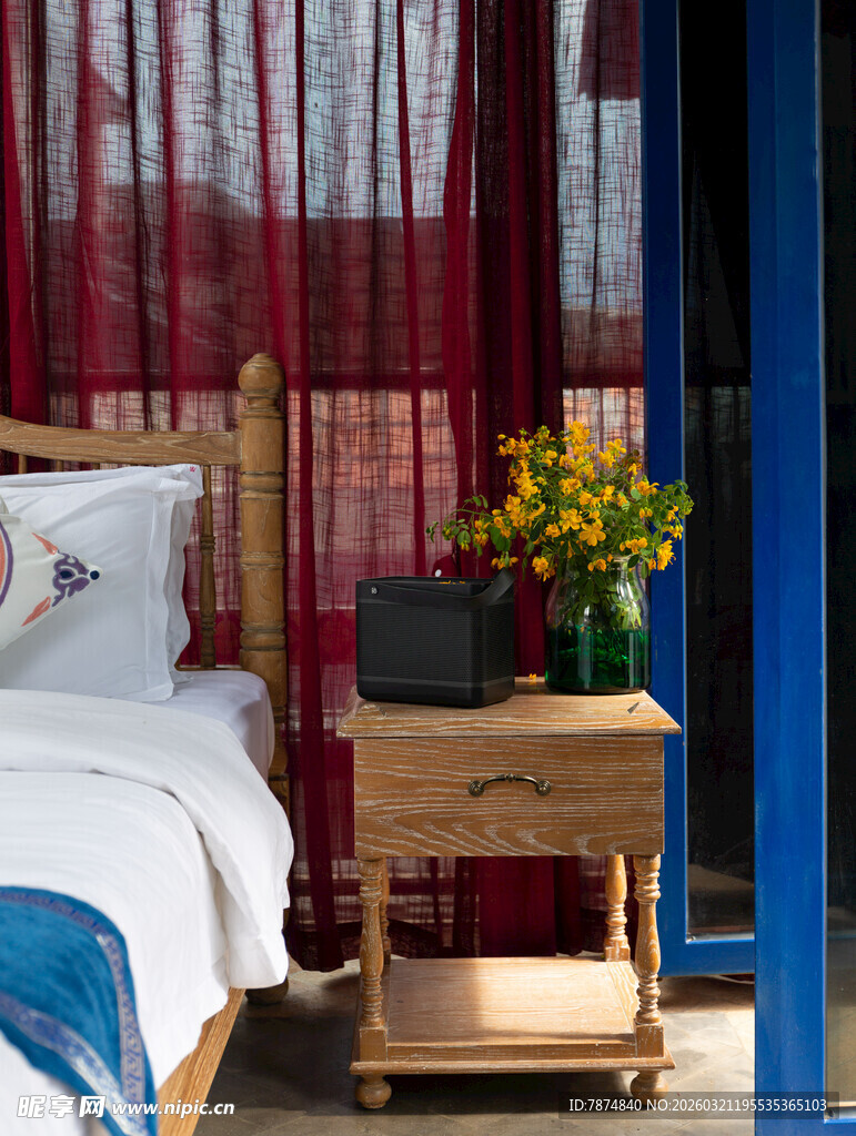 温馨卧室一角的惬意布置