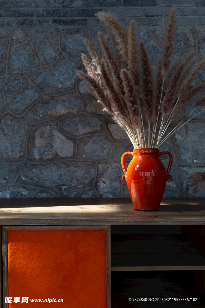 红罐插蒲苇的家居一角