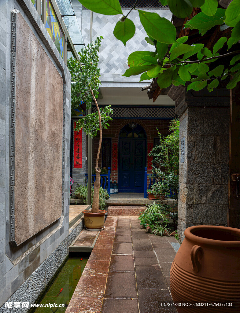 中式庭院小道与绿植陶罐