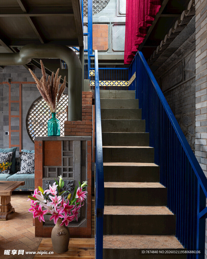 室内楼梯旁的温馨绿植布置