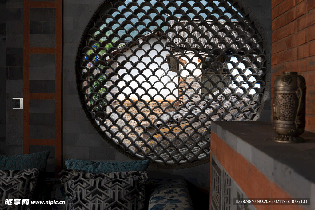 复古镂空窗下的温馨角落