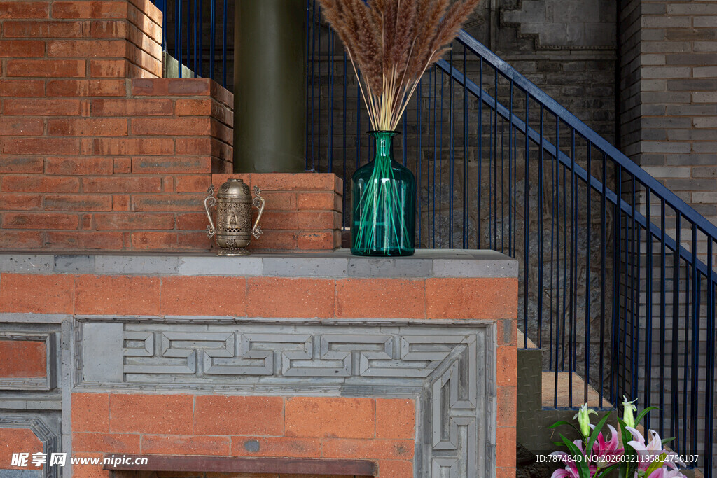 复古角落的绿植与扫帚装饰