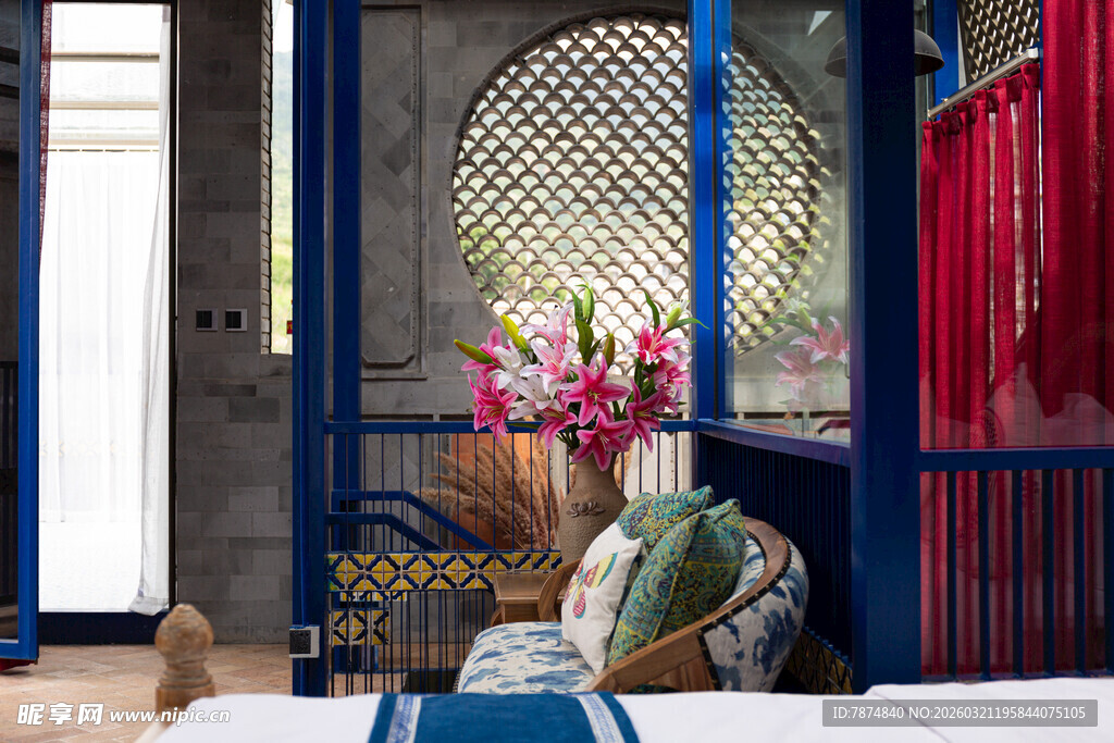 中式房间内坐着的闲适女子