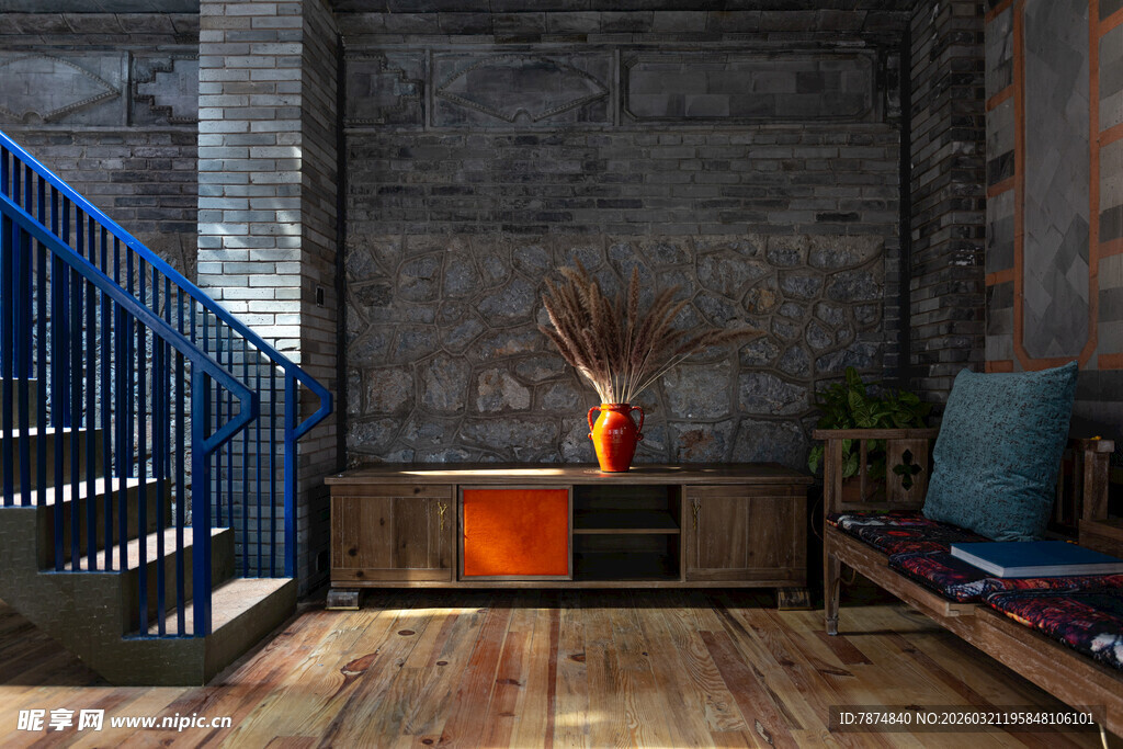 工业风室内楼梯与家具布置