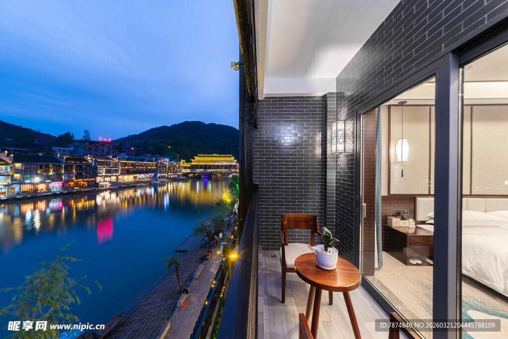 湖畔阳台夜景 惬意空间