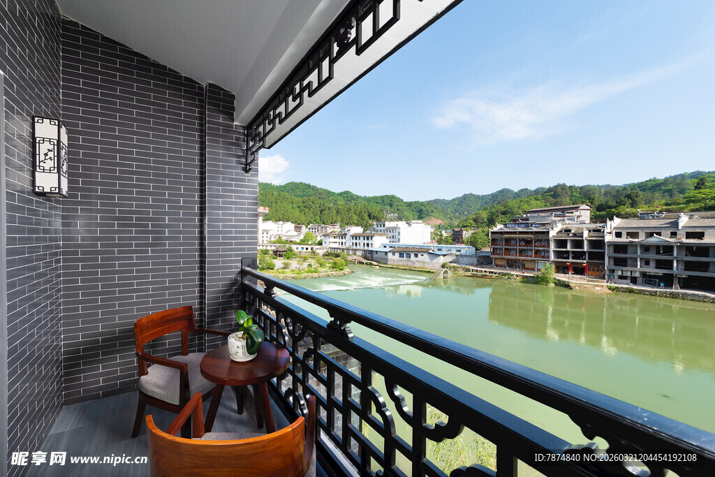 中式阳台赏河畔秀丽风光