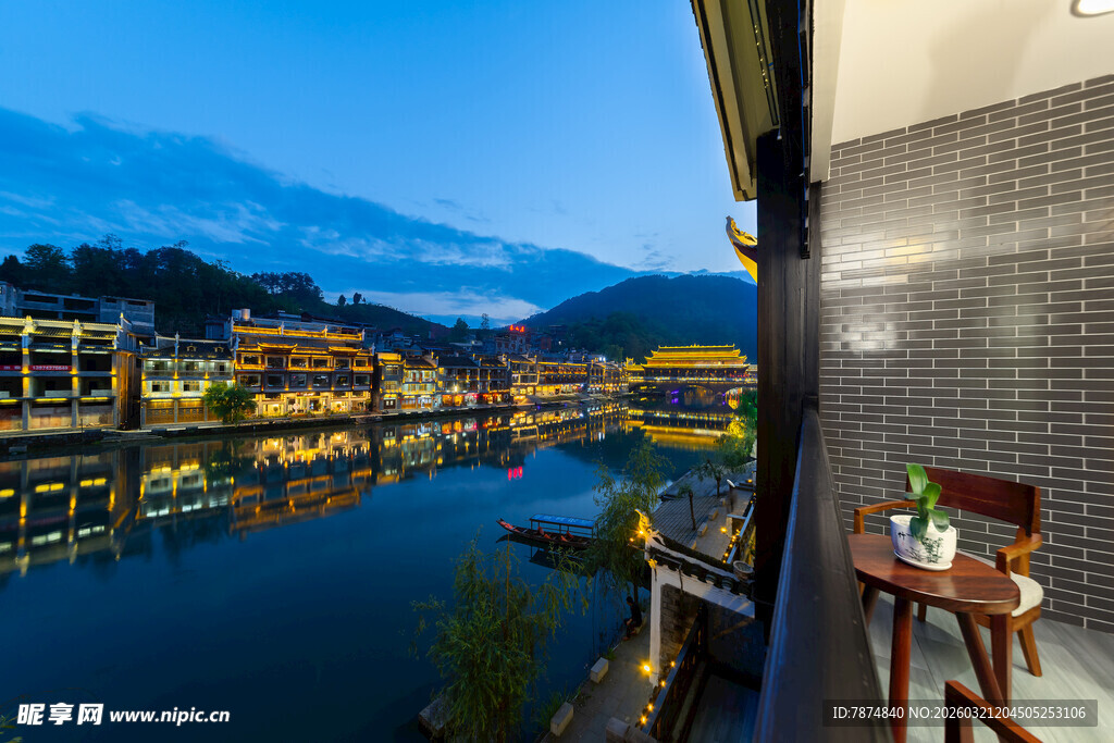河畔夜景阳台惬意景致