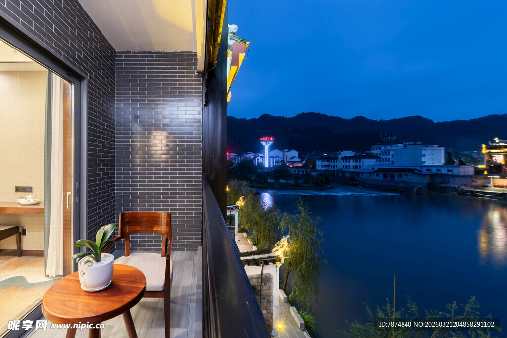 湖畔阳台夜景 惬意时光