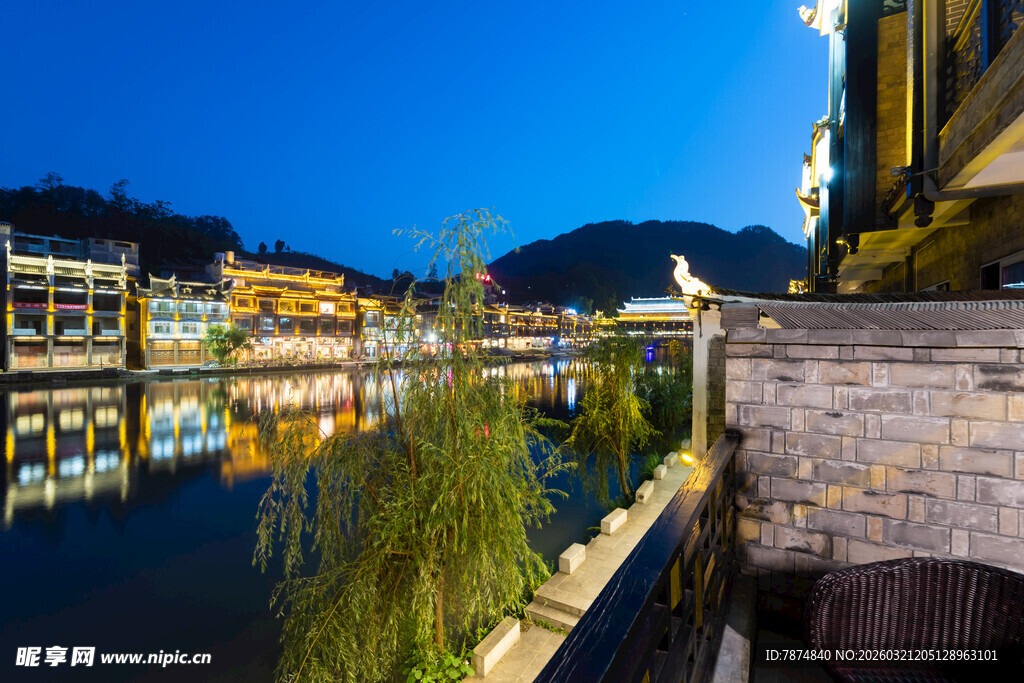 河畔夜景 静谧迷人的水乡