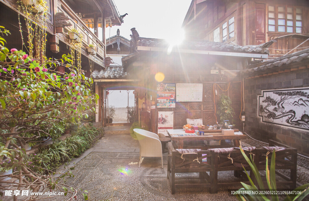 古雅庭院中的温馨休闲角落