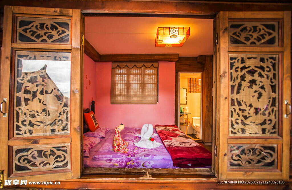 中式雕花窗内温馨卧室场景