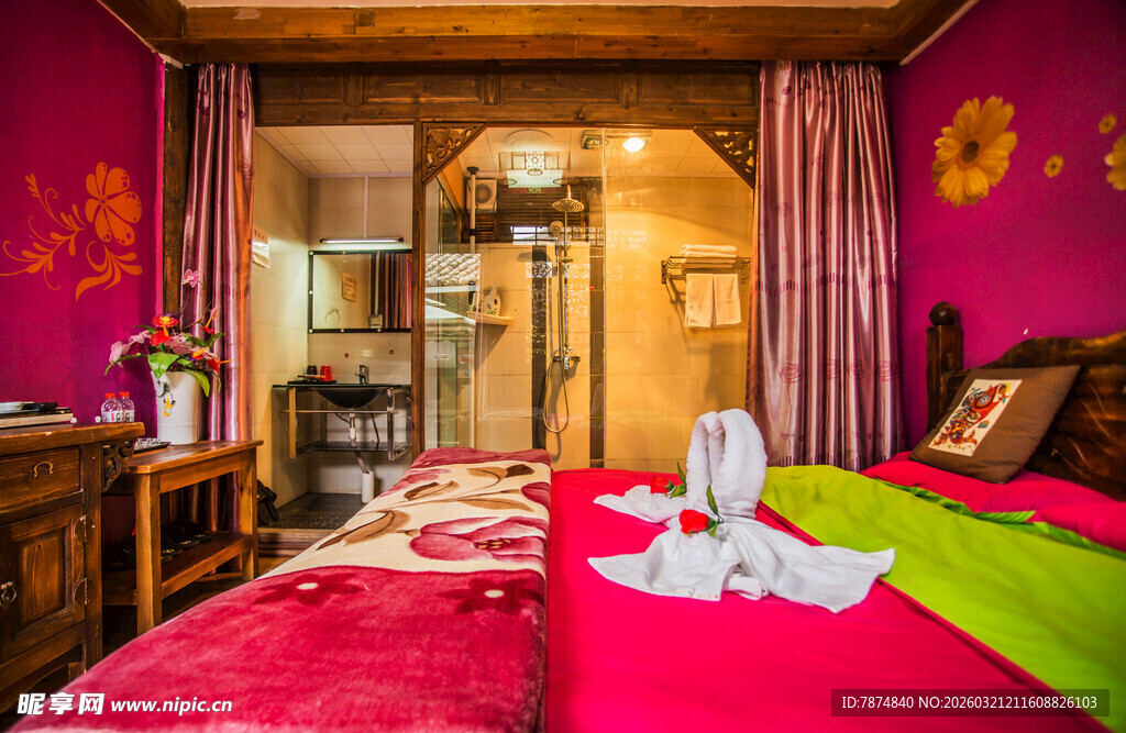 浪漫多彩的温馨卧室空间