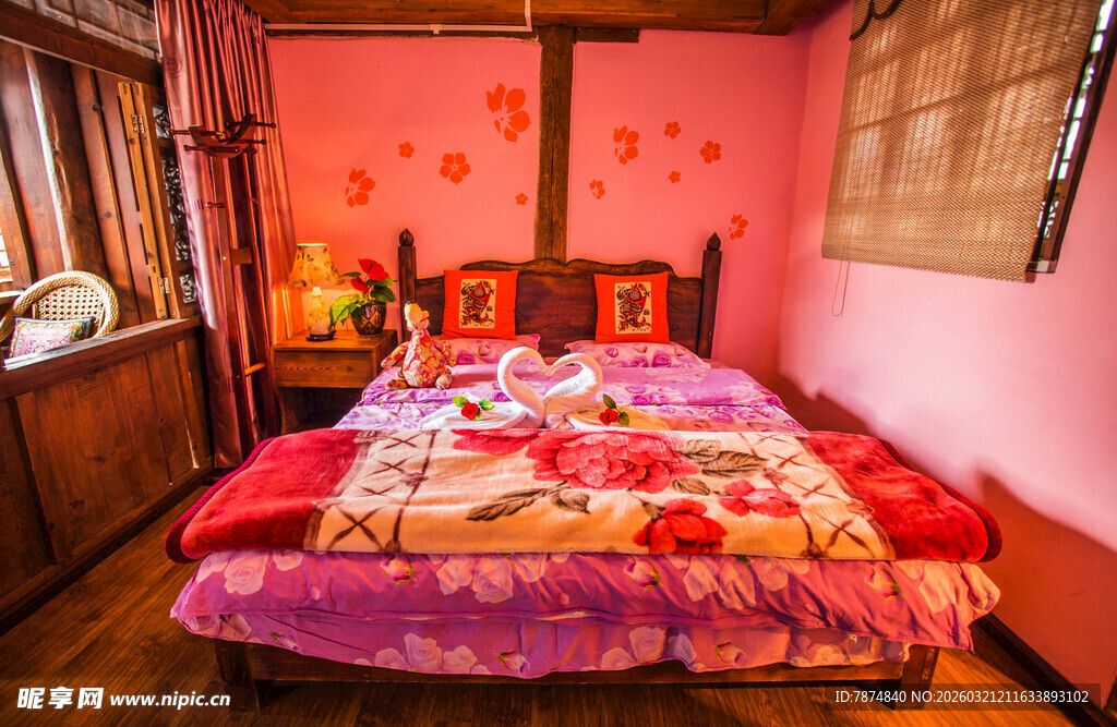 温馨传统风卧室床铺场景