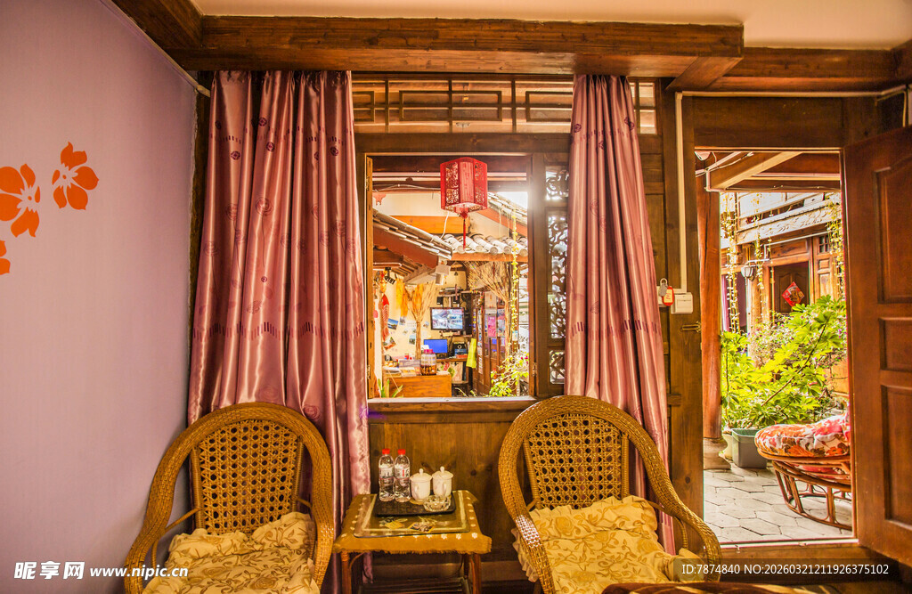 温馨室内与户外景致一角