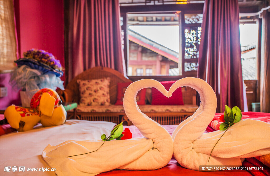 浪漫天鹅造型毛巾摆设在床