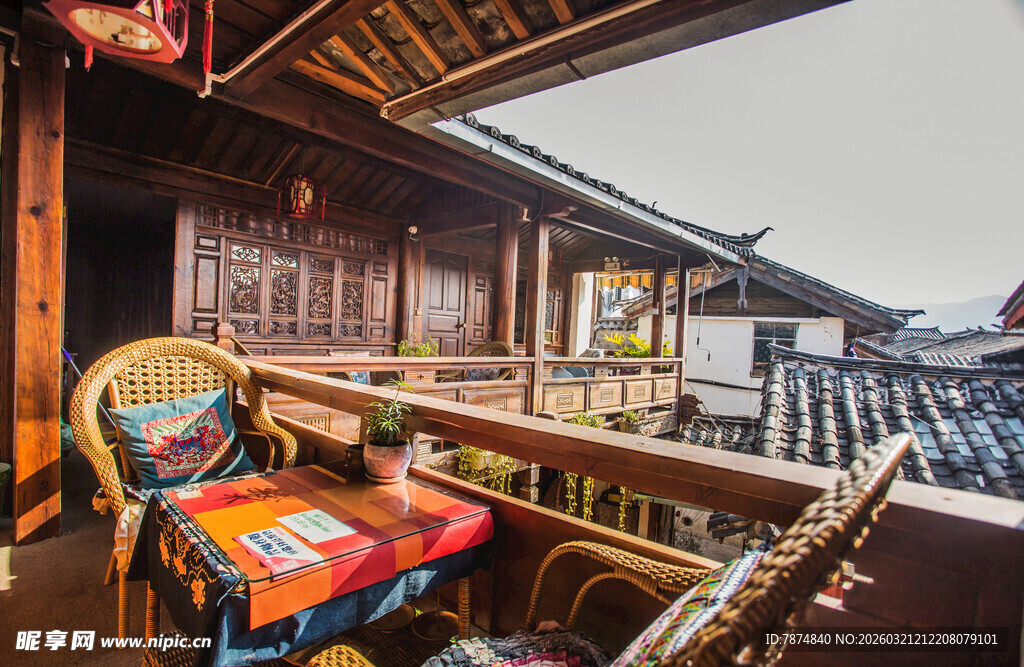 古宅露台的闲适休憩角落