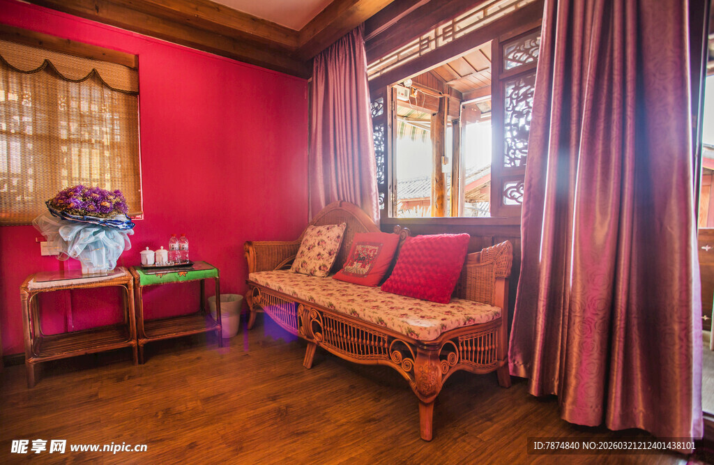 复古红墙温馨室内一角