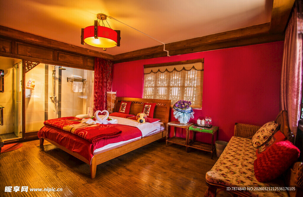 复古红调温馨卧室空间