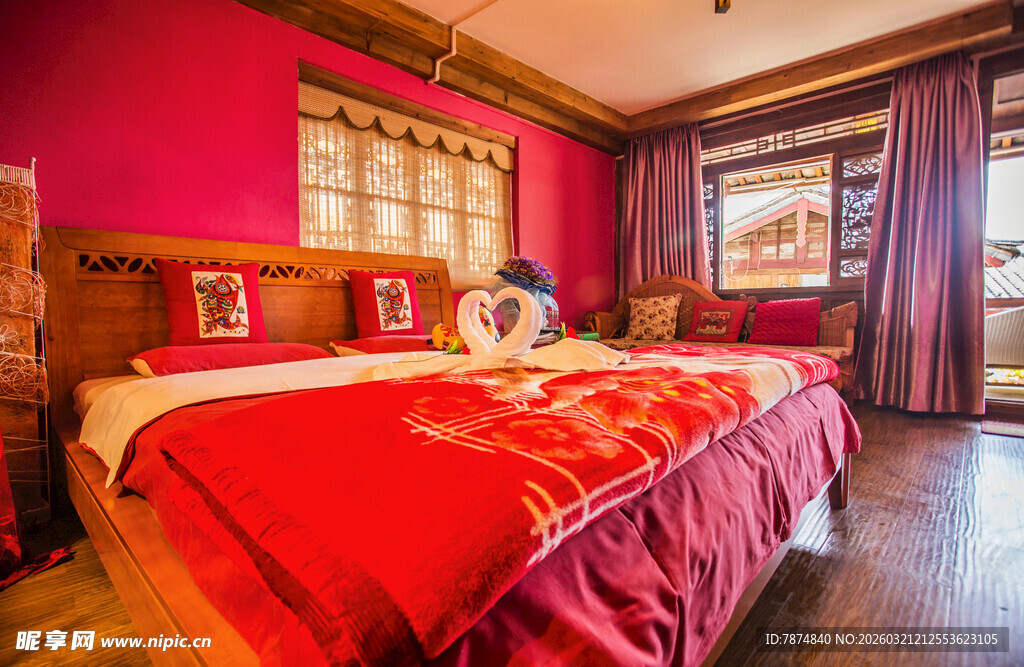 复古红卧室 尽显温馨格调