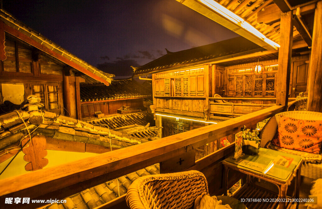 古宅夜景中的温馨休憩角落