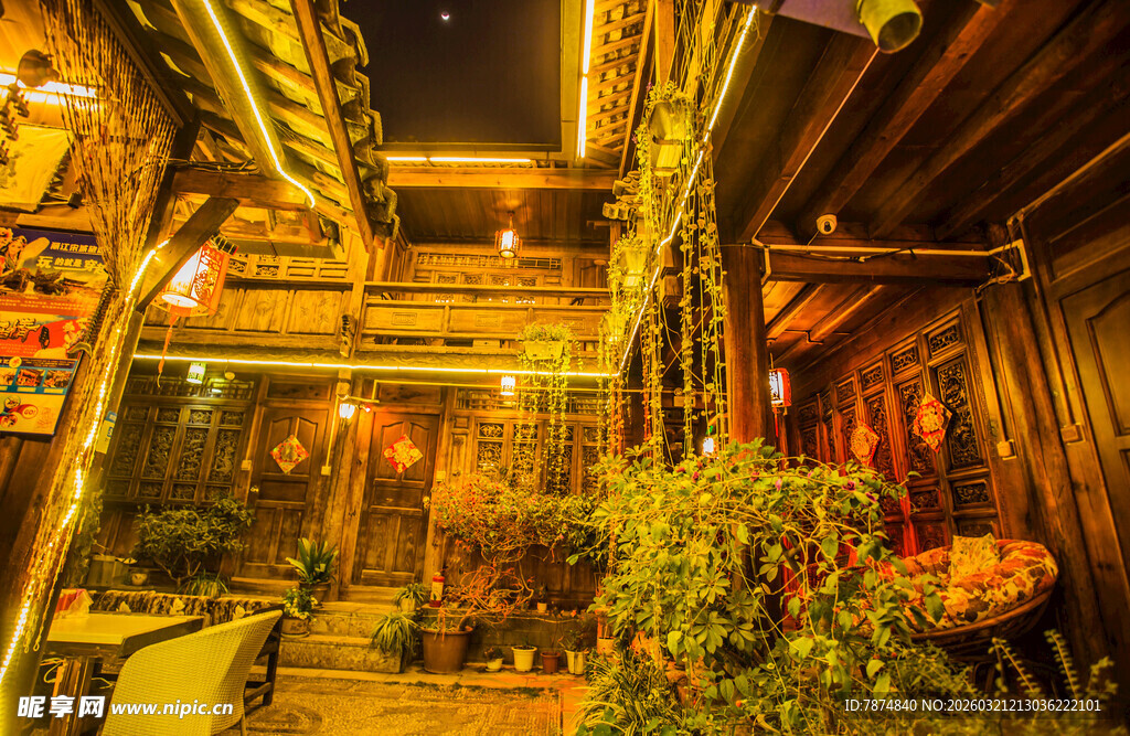 夜晚温馨的木质庭院景观