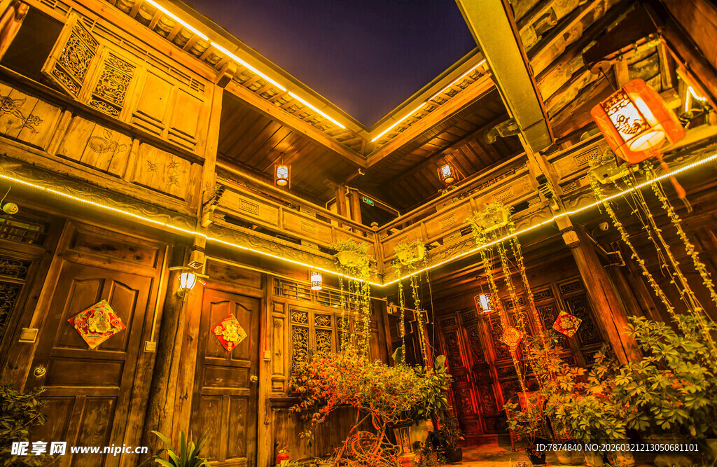 古宅夜景 灯火映照中式风情