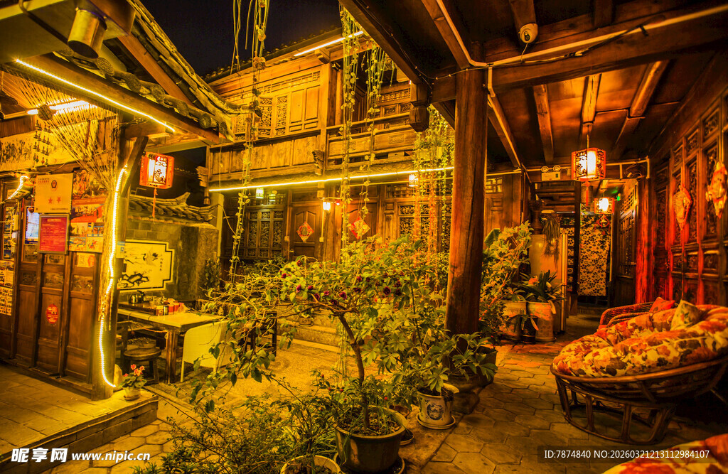 古巷中的温馨夜间小店