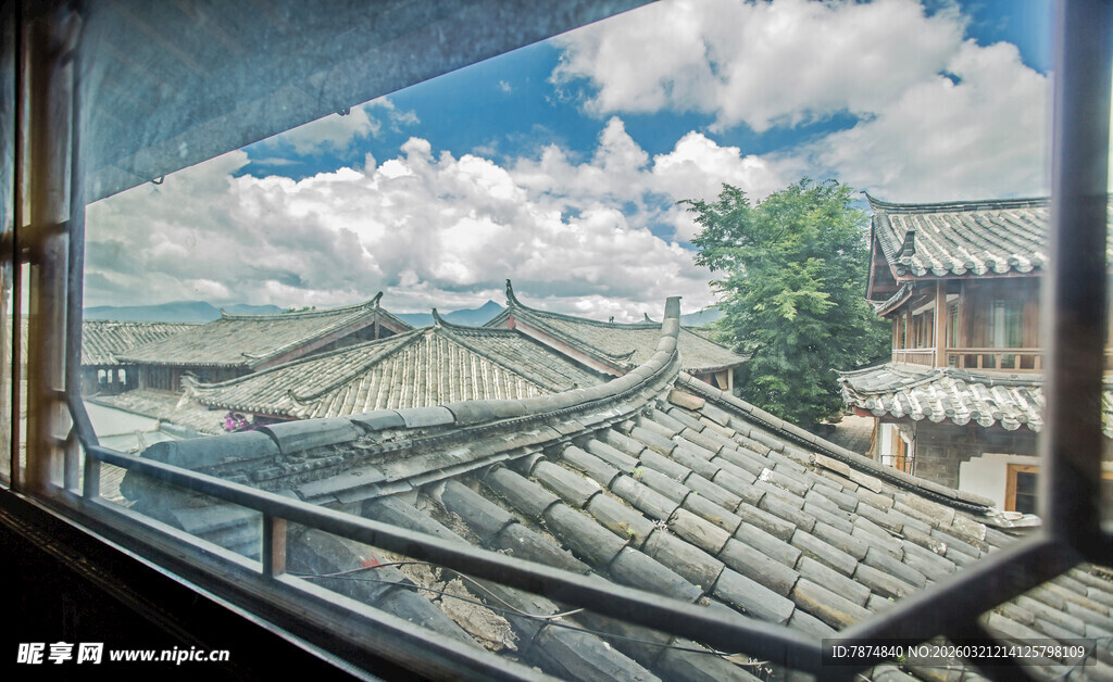 透过窗看古建与蓝天白云