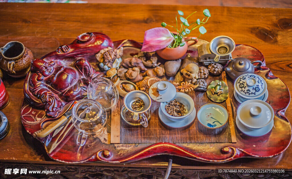 精美茶具与多彩茶点组合