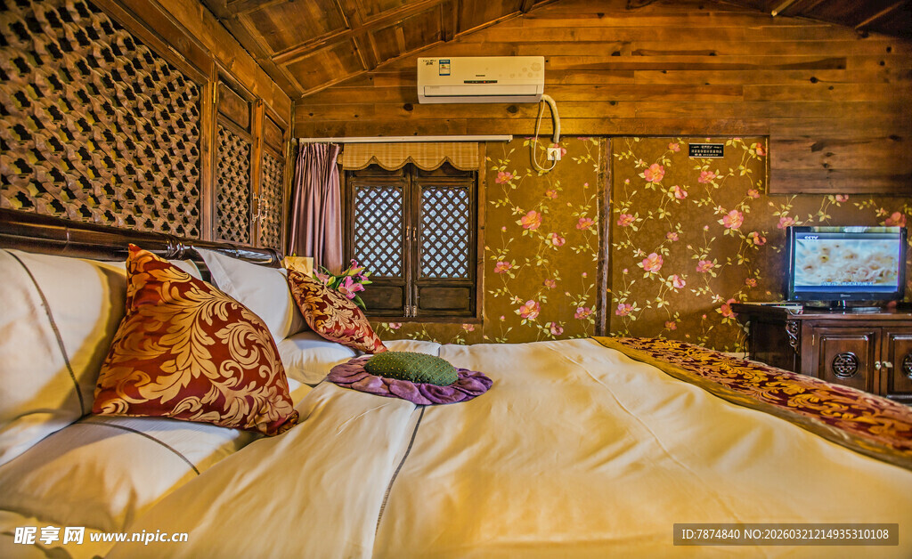 温馨木质卧室舒适床铺