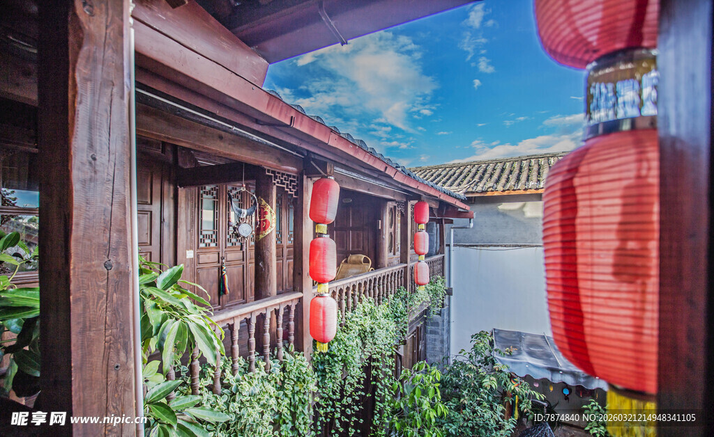 古宅挂红灯笼的静谧角落