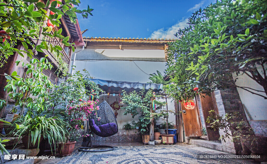 庭院绿植环绕的闲适空间