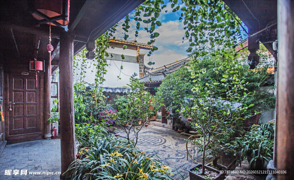 古宅庭院绿意盎然