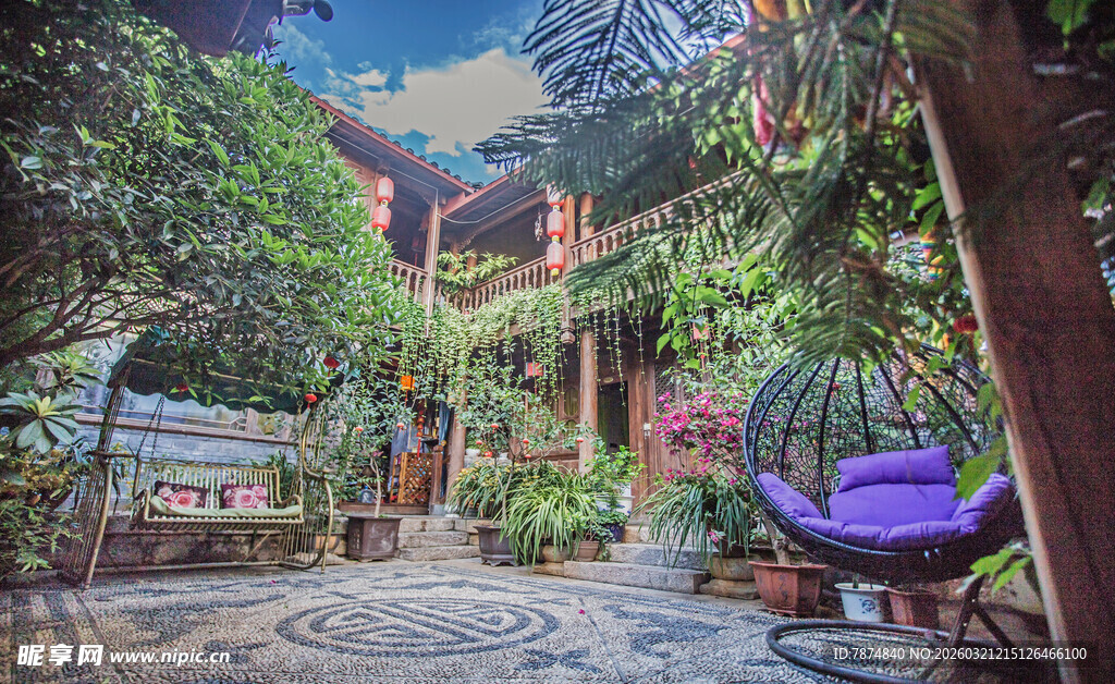 庭院绿植环绕的休闲空间