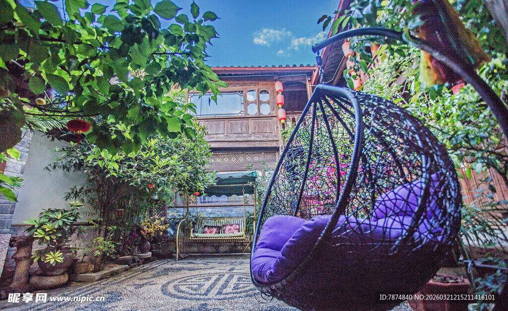 庭院中的浪漫铁艺吊椅